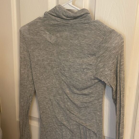 BCBGeneration Turtlenecklong sleeve  Sweater EUC XSmall - Picture 4 of 8